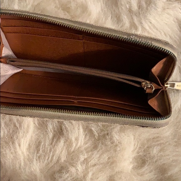 Michael Kors wallet - Picture 2 of 4